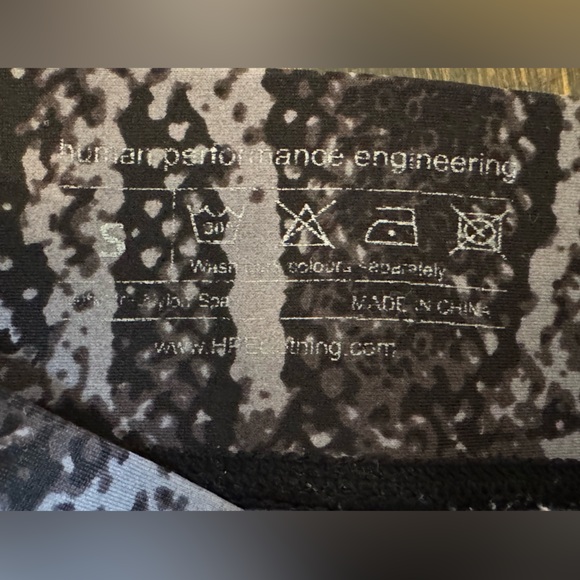 Human Performance Engineering animal print capri leggings Size Small - Picture 3 of 6